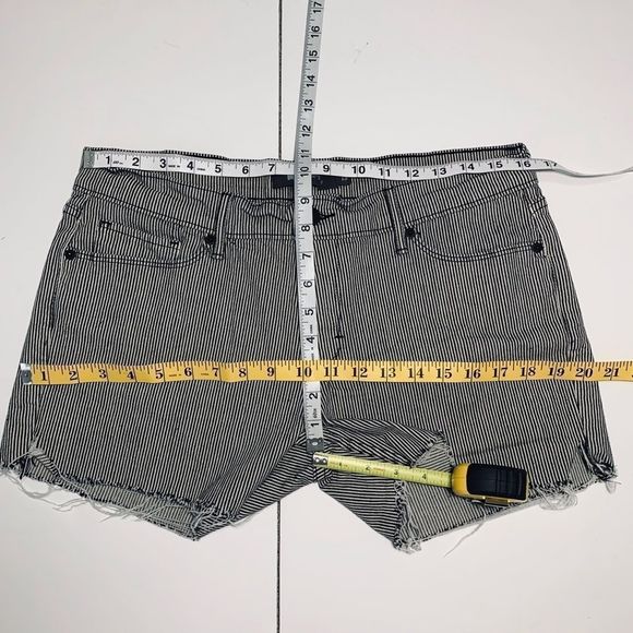 Levi's 524 Skinny Seersucker Cut Off Jean Shorts - Picture 11 of 15